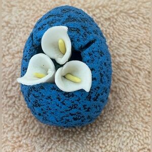 Vintage Easter Egg With 3 Calla Lilies